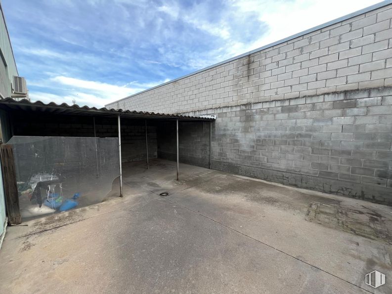 Industrial for rent at Calle Cabo de Finisterre, Arganda del Rey, Madrid, 28500 with concrete, grey, brickwork, building material, daylighting and driveway around