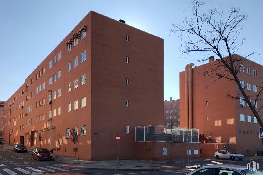 Retail for sale at Calle Presidente José María Aznar, 42, Arganda del Rey, Madrid, 28500 with building, car, sky, property, window, tire, vehicle, wheel, street light and tower block around