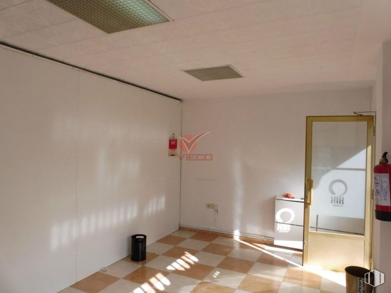 Retail for sale at Zona Hospitales, Cuenca, 16003 with door, wood, lighting, fixture, flooring, building, tile flooring, floor, hall and hardwood around