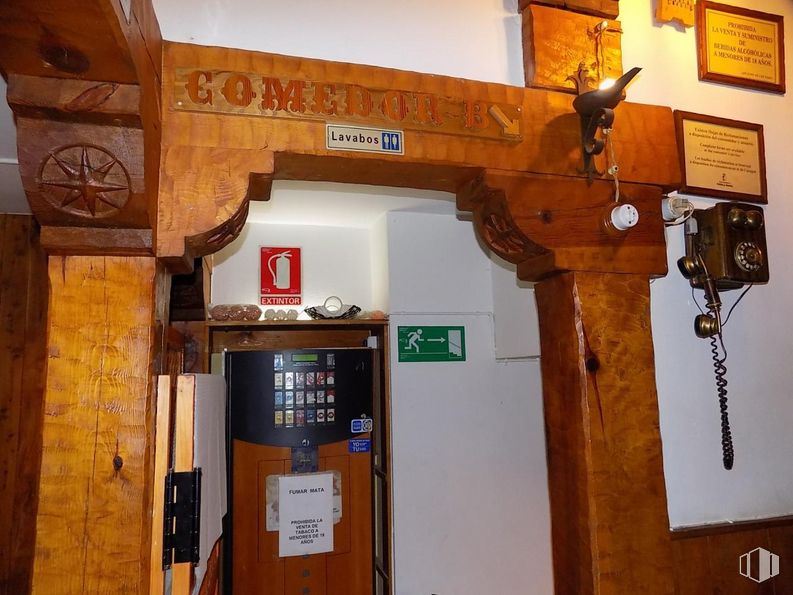 Retail for sale at Zona Centro, Cuenca, 16002 with picture frame, clock, wood, door, fixture, hardwood, machine, wood stain, room and ceiling around