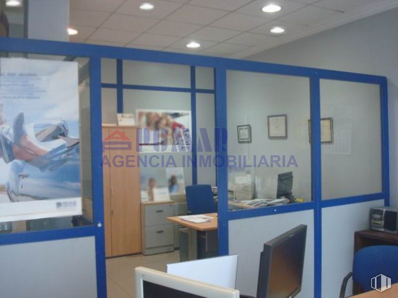 Office for sale at Calle Alfonso de Montalvo, 9, Ávila, 05001 with table, chest of drawers, furniture, fixture, building, interior design, desk, glass, electric blue, event, font and room around