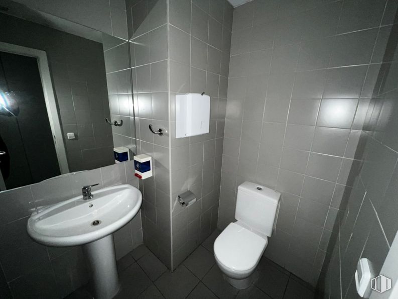 Retail for sale at Avenida Virgen Loreto, Torrejón de Ardoz, Madrid, 28850 with toilet, sink, plumbing fixture, tap, white, mirror, black, bathroom, bathroom sink and building around