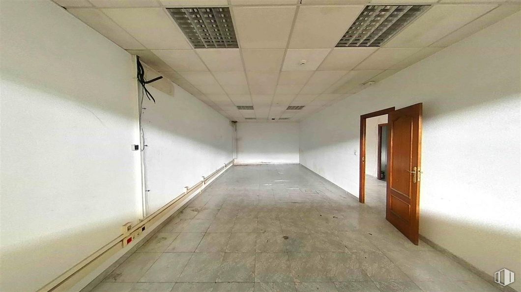 Office for sale at Calle Francisco Aritio, Guadalajara, 19004 with door, fixture, building, wood, flooring, composite material, ceiling, symmetry, concrete and hall around