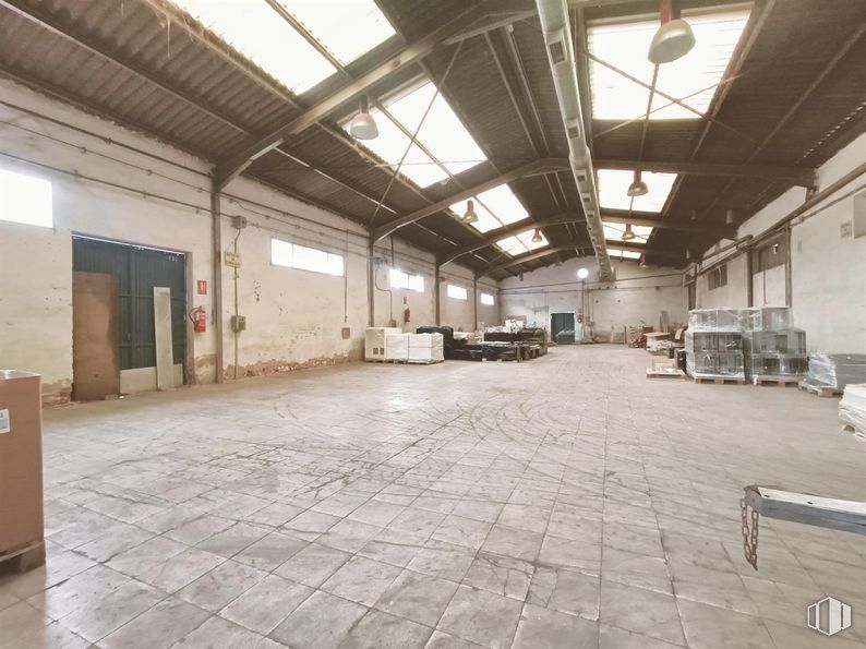 Industrial for sale at Calle Urano, Móstoles, Madrid, 28936 with floor, flooring, ceiling, composite material, hall, concrete, warehouse, building material, beam and daylighting around