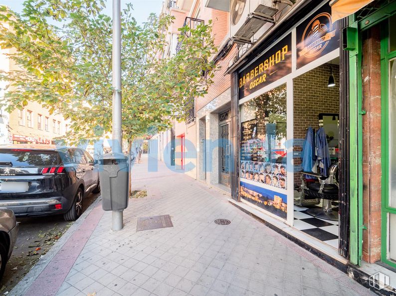 Local en venta en Calle Hermanos Machado, Ciudad Lineal, Madrid, 28017 con coche, contenedor de basura, durante el día, neumático, rueda, vehículo, iluminación del automóvil, infraestructura, superficie de la carretera y matrícula del vehículo alrededor