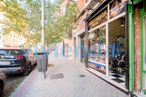 Local en venta en Calle Hermanos Machado, Ciudad Lineal, Madrid, 28017 con coche, contenedor de basura, durante el día, neumático, rueda, vehículo, iluminación del automóvil, infraestructura, superficie de la carretera y matrícula del vehículo alrededor