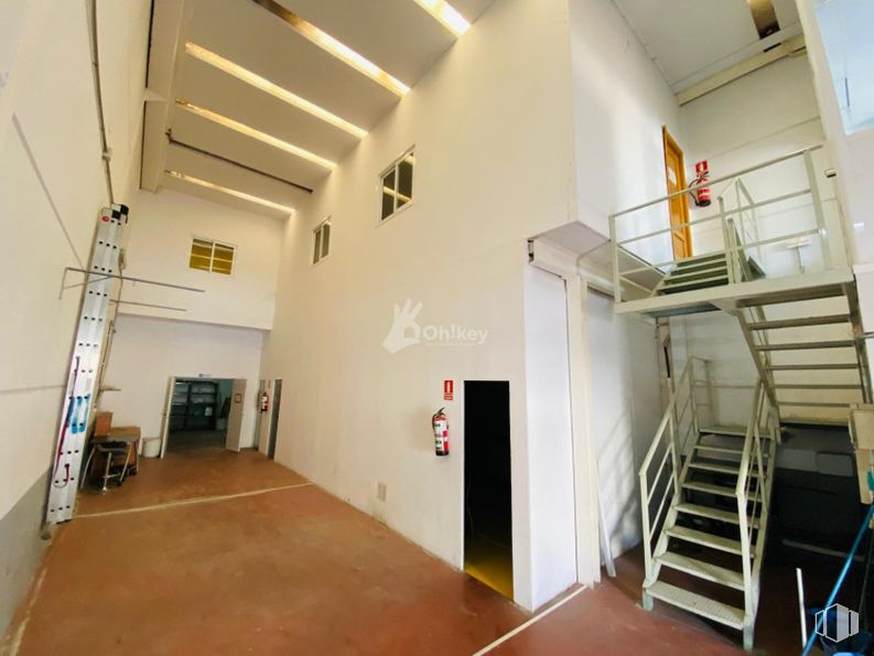 Industrial for sale at Calle Plomo, San Martín de la Vega, Madrid, 28330 with flooring, floor, interior design, ceiling, stairs, paint, hall, daylighting and plaster around