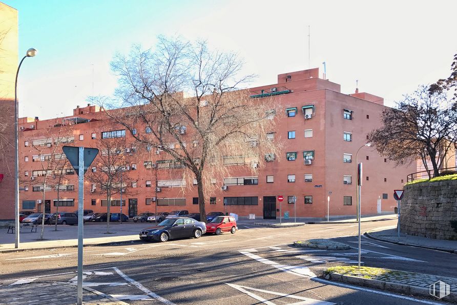 Retail for sale at Calle Concejo de Teverga, 21, Puente de Vallecas, Madrid, 28053 with car, building, sky, window, plant, vehicle, tree, road surface, street light and urban design around