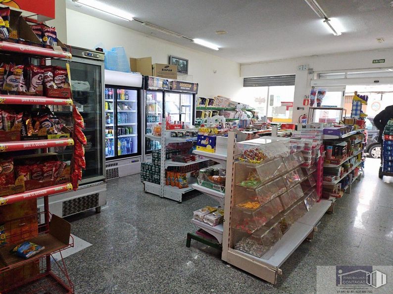 Retail for rent at Calle Magdalena, Colmenar Viejo, Madrid, 28770 with furniture, shelf, shelving, building, interior design, publication, retail, floor, convenience store and customer around