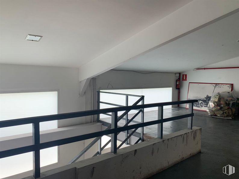 Nave en alquiler y venta en Calle Constitución, 84, Fuenlabrada, Madrid, 28946 con edificio, interiorismo, arquitectura, suelo, madera, sombra, suelos, accesorio, techo y madera dura alrededor