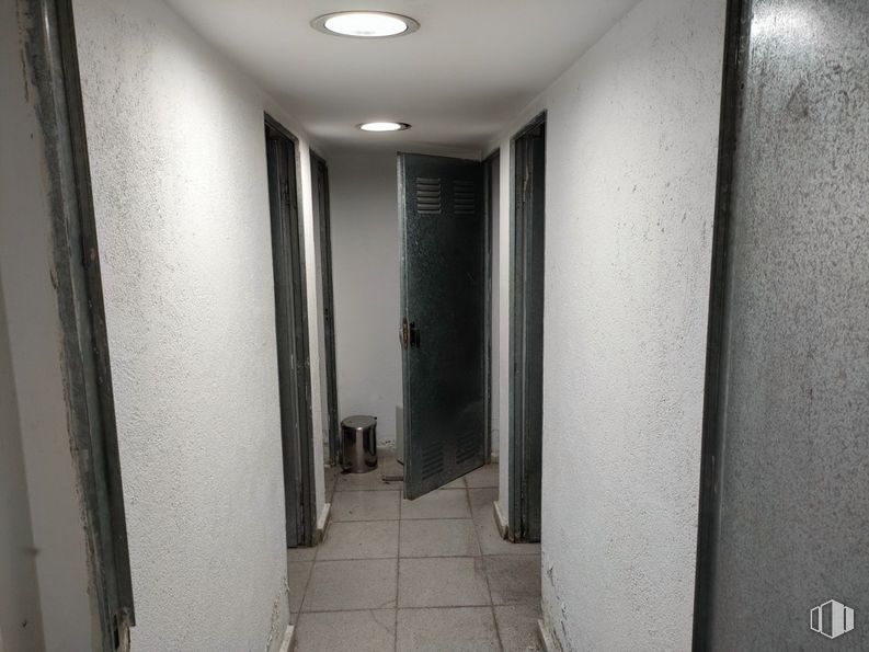 Oficina en alquiler y venta en Zona centro, Getafe, Madrid, 28901 con accesorio, gris, pavimentos, piso, pared, material compuesto, propiedad material, edificio, techo y fotografía monocromática alrededor