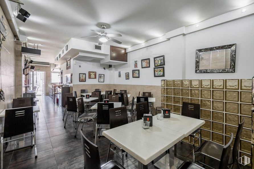 Retail for sale at Travesía de Federico García Lorca, 5, Mejorada del Campo, Madrid, 28840 with ceiling fan, chair, picture frame, table top, table, mechanical fan, interior design, furniture, flooring and restaurant around