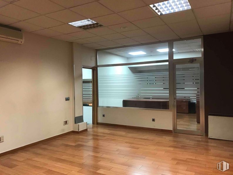 Local en alquiler y venta en Zona El Praderón, San Sebastián de los Reyes, Madrid, 28700 con lámpara, alumbrado, suelos, suelo, interiorismo, techo, vidrio, puerta, suelos de madera y madera dura alrededor