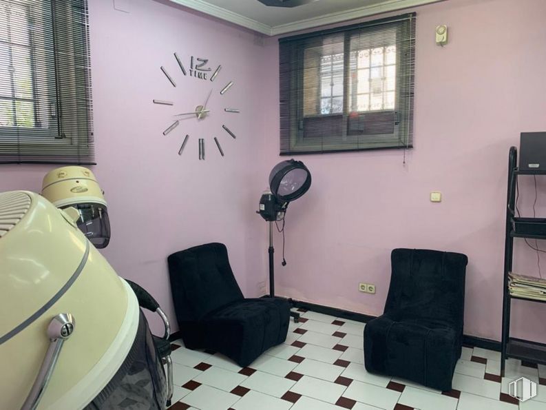 Retail for sale at Calle Ventura Rodríguez, 1, San Lorenzo de El Escorial, Madrid, 28200 with window, chair, lighting, luggage & bags, property, hood, interior design, wood, automotive lighting and flooring around