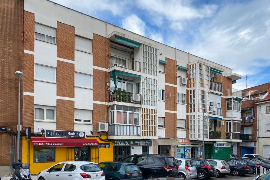 Local en venta en Zona Casco Antiguo, Majadahonda, Madrid, 28220 con coche, luz de estacionamiento, vehículo terrestre, neumático, rueda, cielo, nube, edificio, vehículo y ventana alrededor