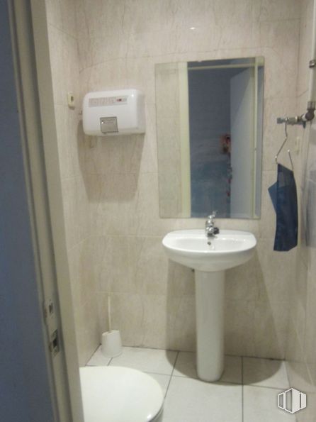 Retail for sale at Calle Florida, Aranjuez, Madrid, 28300 with toilet, hand dryer, sink, tap, property, plumbing fixture, bathroom sink, bathroom, purple and fixture around