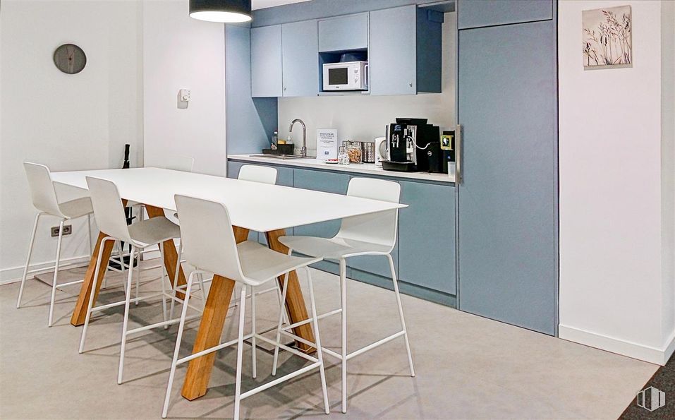 Oficina en alquiler en Calle Gobelas, 35, Moncloa - Aravaca, Madrid, 28023 con mesa de cocina y comedor, silla, horno microondas, mesa, mueble, interiorismo, suelos, suelo, techo y cocina alrededor