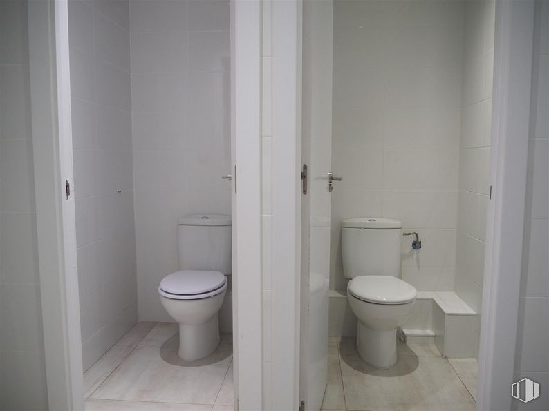 Oficina en alquiler en Calle Zurbano, Chamberí, Madrid, 28010 con inodoro, propiedad, cuarto de baño, morado, edificio, accesorio, asiento del inodoro, accesorios de fontanería, suelo y fluido alrededor