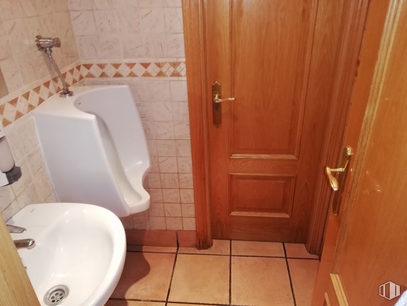 Local en venta en Calle Monte Aya, 24, Villa de Vallecas, Madrid, 28031 con fregadero, marrón, inodoro, cuarto de baño, accesorios de fontanería, edificio, morado, accesorio, interiorismo y suelo alrededor