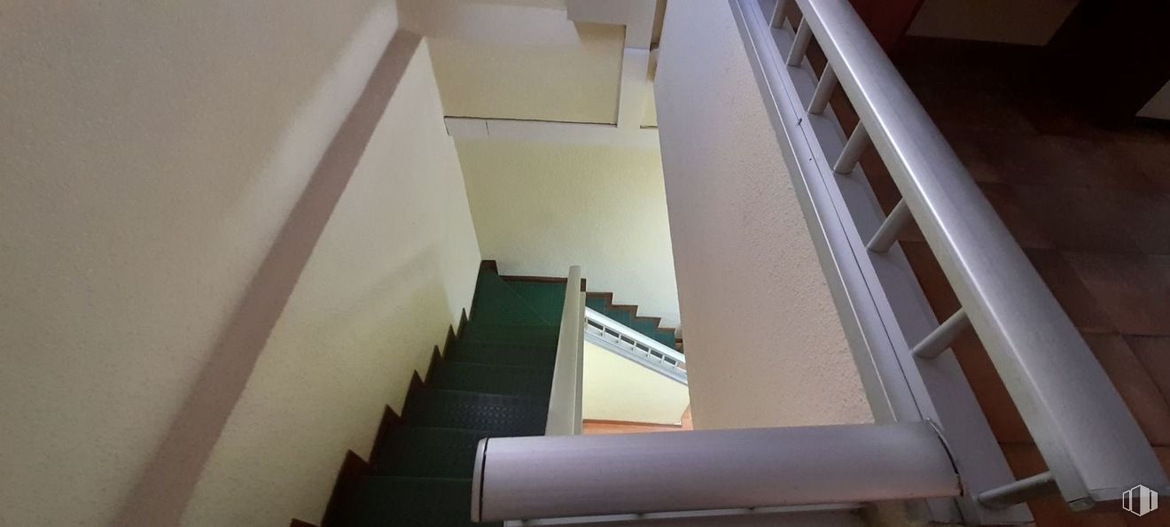 Retail for rent at Avenida Monforte de Lemos, 103, Fuencarral - El Pardo, Madrid, 28029 with stairs, wood, handrail, flooring, interior design, floor, wood stain, ceiling, baluster and paint around