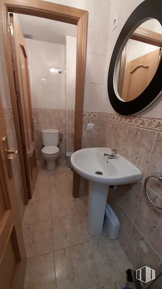 Retail for rent at Calle Pozuelo, Fuenlabrada, Madrid, 28945 with toilet, mirror, sink, plumbing fixture, tap, bathroom sink, building, bathroom, purple and flooring around