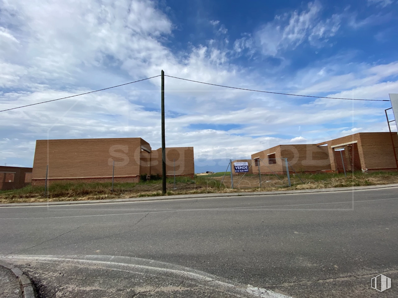 Land for sale at Zona Centro, Novés, Toledo, 45519 with house, cloud, sky, asphalt, road surface, land lot, thoroughfare, overhead power line, residential area and electricity around