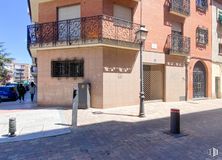 Retail for rent at Calle Estebón, 1, Leganés, Madrid, 28911 with window, building, car, door, wheel, tire, house, urban design, plant and material property around