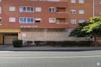 Local en venta en Carretera Villacastín, Segovia, 40006 con ventana, edificio, puerta, planta, superficie de la carretera, diseño urbano, árbol, condominio, pared y espacio público alrededor