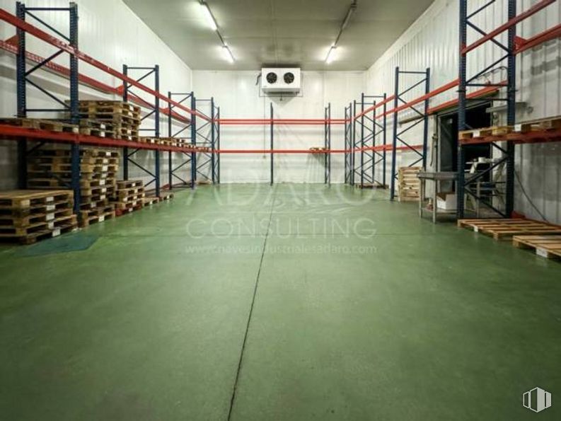 Nave en alquiler y venta en Polígono industrial Urtinsa, Leganés, Madrid, 28917 con mueble, suelo, suelos, rectángulo, hall, material compuesto, accesorio, simetría, recinto deportivo y metal alrededor