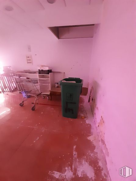 Local en alquiler y venta en Carretera Loeches, 3, Arganda del Rey, Madrid, 28500 con contenedor de basura, edificio, púrpura, madera, pavimento, rosa, piso, casa, propiedad material y madera alrededor