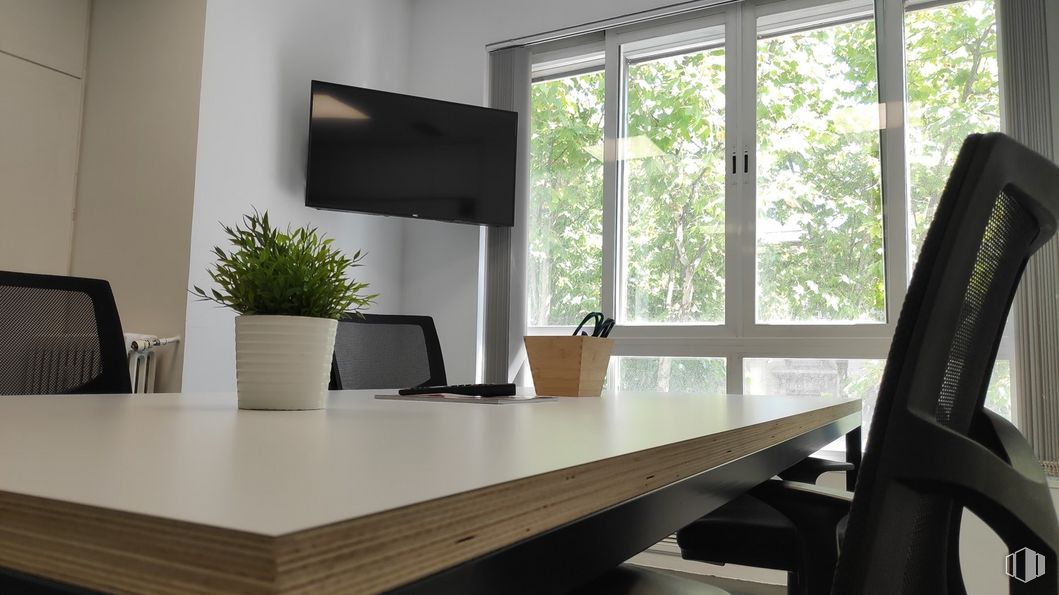 Office for rent at Calle Princesa, 31, Moncloa - Aravaca, Madrid, 28008 with houseplant, table, plant, furniture, property, window, wood, shade, desk and building around