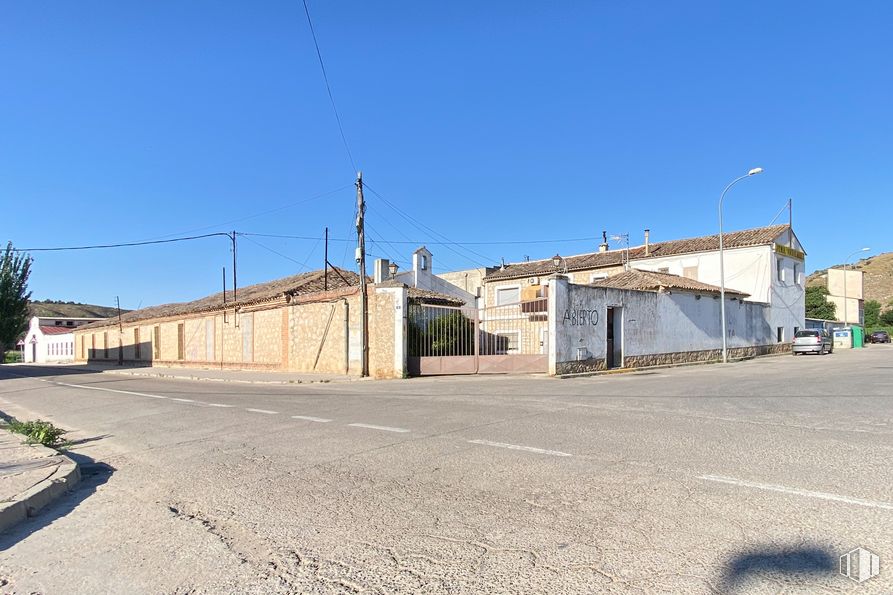 Nave en alquiler en Polígono 11, parcela 61, Los Carrizales, Tielmes, Madrid, 28550 con edificio, cielo, luz de la calle, superficie de la carretera, asfalto, planta, paisaje, zona rural, pendiente y fachada alrededor