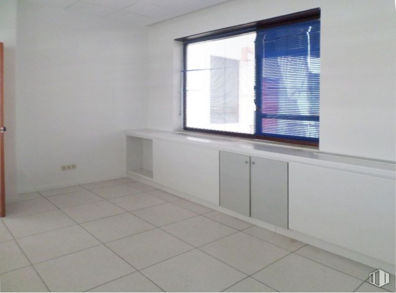 Office for sale & for rent at Edificio Alba, Calle Rosa de Lima, 1, Las Rozas de Madrid, Madrid, 28290 with window, window blind, cabinetry, building, fixture, interior design, wood, rectangle, floor and flooring around