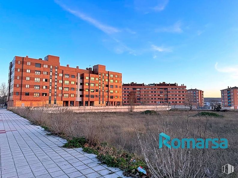 Land for sale at Avenida de la Juventud, Ávila, 05003 with building, sky, cloud, plant, urban design, window, brick, street light, residential area and neighbourhood around