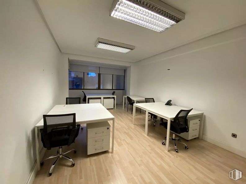 Oficina en alquiler en Calle Capitán Haya, 60, Tetuán, Madrid, 28020 con escritorio, silla, lámpara, alumbrado, mesa, silla de oficina, mueble, interiorismo, suelos y accesorio alrededor