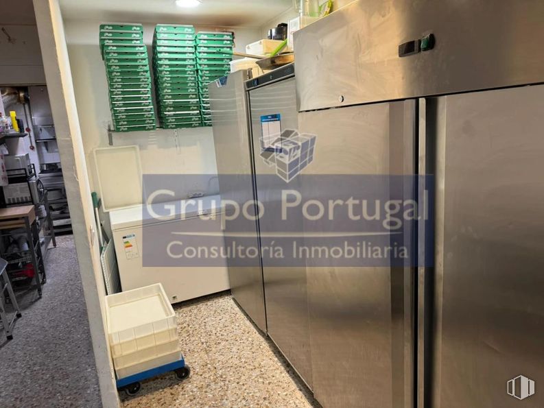 Local en alquiler en Barrio de Santo Domingo, Alcorcón, Madrid, 28921 con gran electrodoméstico, máquina, transparencia, armario eléctrico, aluminio y taquilla alrededor