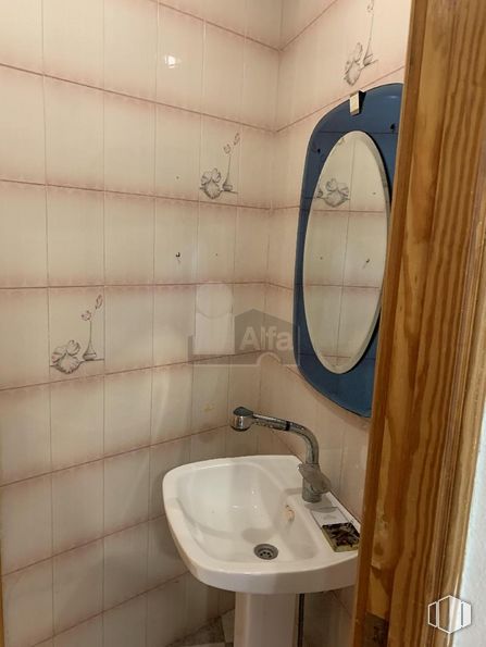 Retail for rent at Avenida Madrid, Navas del Rey, Madrid, 28695 with mirror, sink, plumbing fixture, tap, bathroom sink, bathroom, fixture, fluid, wood and purple around