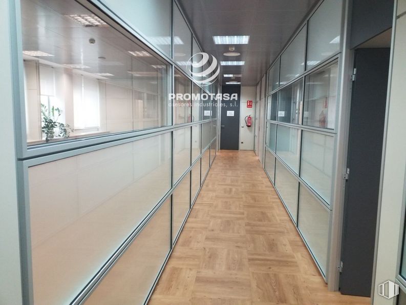 Oficina en alquiler en Zona de Rivas Futura, Rivas-Vaciamadrid, Madrid, 28529 con edificio, accesorio, puerta, interiorismo, suelo, suelos, vidrio, techo, hall y aluminio alrededor