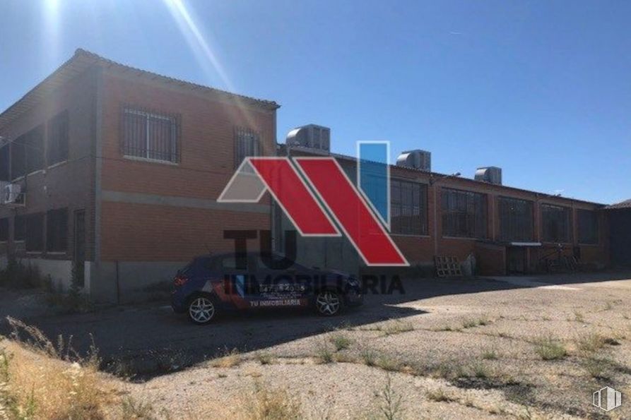 Industrial for sale at Calle Goya, 3, Huecas, Toledo, 45511 with car, window, building, sky, tire, plant, wheel, vehicle, automotive tire and motor vehicle around