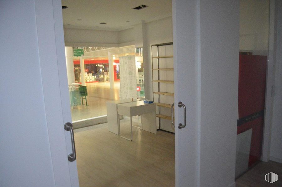 Local en venta en C.C. BurgoCentro II, Calle Comunidad de Madrid, 37, Las Rozas de Madrid, Madrid, 28230 con mueble, ventana, accesorio, edificio, pasillo, piso, suelo, madera, silla y puerta alrededor