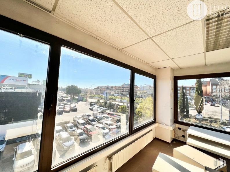 Oficina en alquiler en Carretera A Coruña Km 18,20, Las Rozas de Madrid, Madrid, 28230 con ventana, edificio, cielo, diseño de interiores, casa, sombra, piso, condominio, madera y árbol alrededor