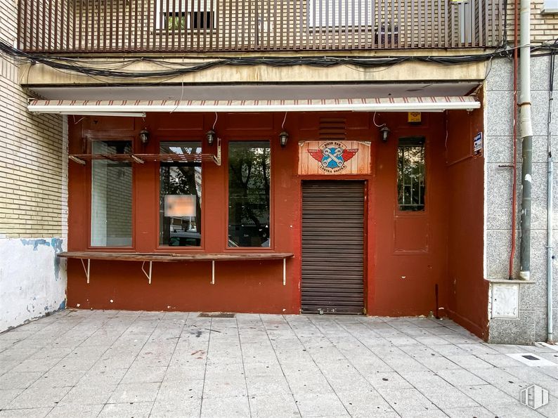 Local en alquiler en Calle Pablo Casals, Parla, Madrid, 28980 con ventana, madera, edificio, accesorio, ladrillo, superficie de la carretera, fachada, puerta, tintes y matices y simetría alrededor