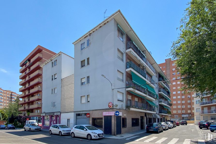 Retail for sale at Calle Doctor Layna Serrano, 28, Guadalajara, 19002 with car, building, sky, land vehicle, wheel, window, property, vehicle, tire and infrastructure around