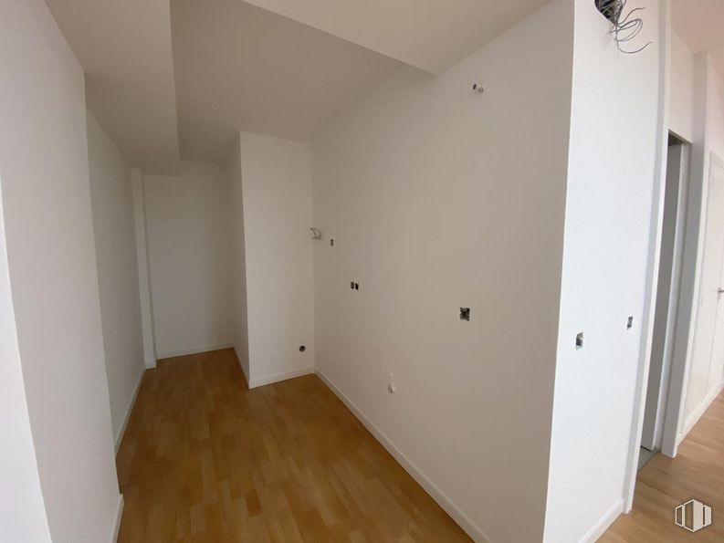 Oficina en alquiler en Avenida Cardenal Herrera Oria, Fuencarral - El Pardo, Madrid, 28034 con alumbrado, propiedad, edificio, accesorio, madera, pasillo, pintura, pavimento, tinte para madera y madera alrededor