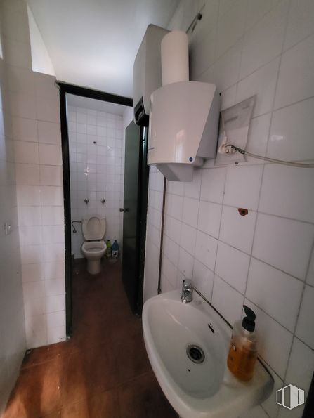 Nave en venta en Calle Mineras, 20, Ajalvir, Madrid, 28864 con botella, inodoro, fregadero, lavabo, accesorio de plomería, grifo, propiedad, edificio, baño y interiorismo alrededor