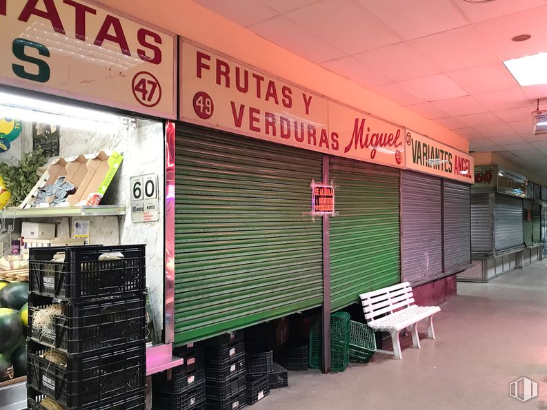 Retail for sale & for rent at Calle Antonio López, 6, Carabanchel, Madrid, 28019 with bench, packaged goods, retail, trade, natural foods, balloon, convenience store, signage, shelf and flooring around