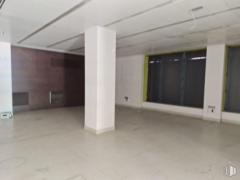 Retail for sale & for rent at Calle Doctor Esquerdo, Salamanca, Madrid, 28028 with window, hall, floor, fixture, flooring, composite material, glass, event, ceiling and concrete around