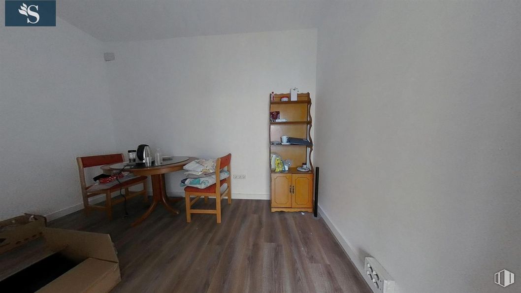 Local en alquiler en Calle Uruguay, Coslada, Madrid, 28820 con silla, mesa, estantería, mueble, escritorio, edificio, madera, suelos, suelo y estantería alrededor