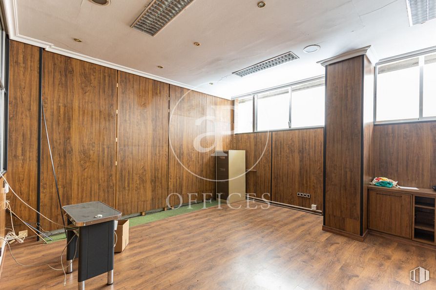 Office for sale at Calle Alfonso Gómez, San Blas - Canillejas, Madrid, 28037 with light fixture, window, lighting, table, wood, hall, interior design, flooring, wood stain and house around