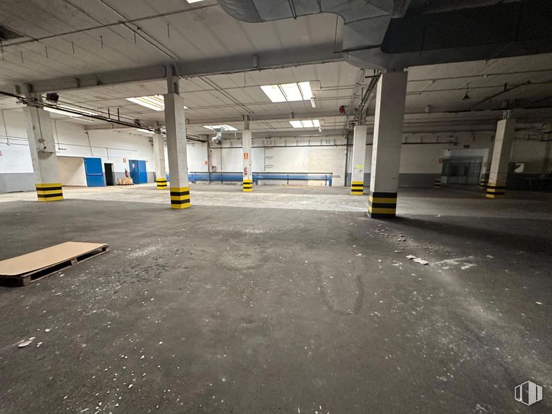 Industrial for sale & for rent at Polígono San Fernando, San Fernando de Henares, Madrid, 28830 with floor, flooring, parking lot, concrete, parking, hall, basement, fluorescent lamp and cement around